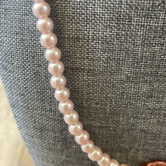 Pink mother of pearl and pale pink pearl beads necklace in 17” - Picture 3 of 5